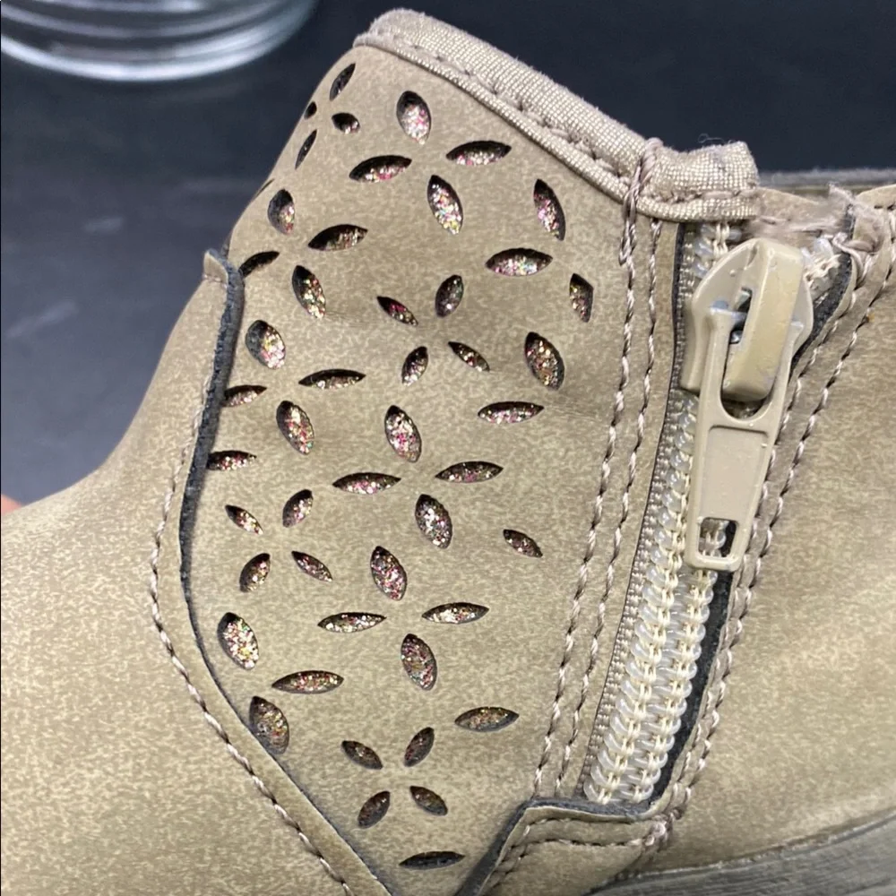 OshKosh B’gosh Toddler Girls Tan Ankle Boots Size 5M Side Zip Floral Cutout